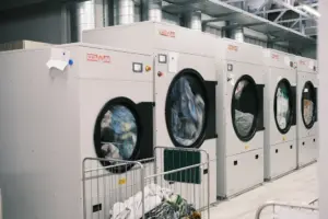 Преимущества прачечных с доставкой в Канаеве